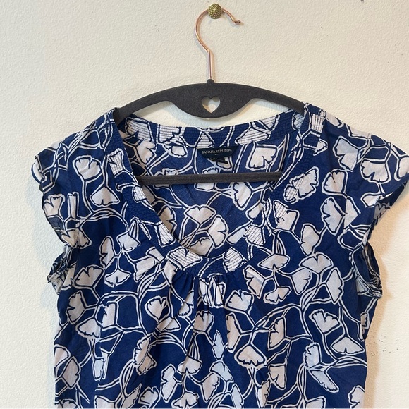 Banana Republic Ruffle Sleeve Scoop Neck Top Size Small in Blue Floral Print - Picture 2 of 10
